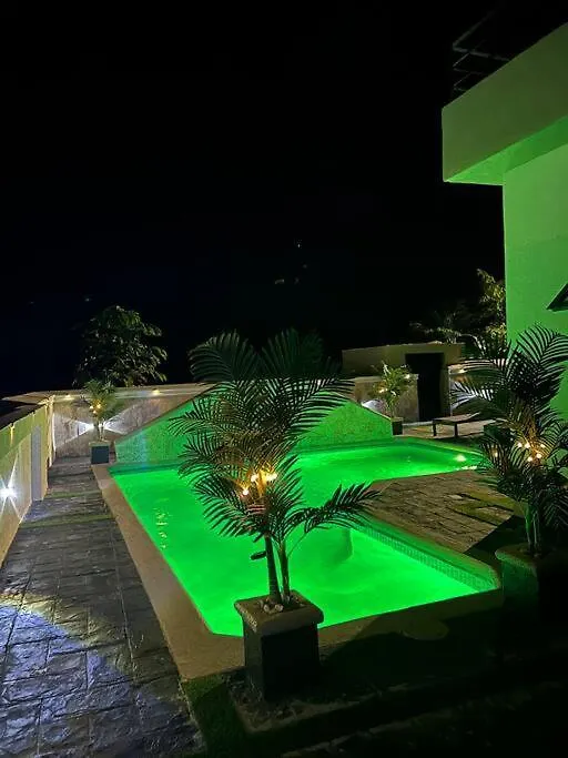 Hideaway Chateau Pyramid Point Stanmore Grove 0*,